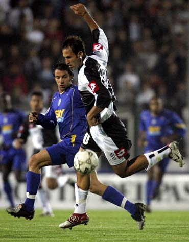 意甲爆笑剧场：绿黑小旋风VS紫百合魔法团，今晚谁家厨房不冒烟？（意甲逗趣夜：绿黑小旋风大战紫百合魔法团，今晚哪家灶台先冒烟？）