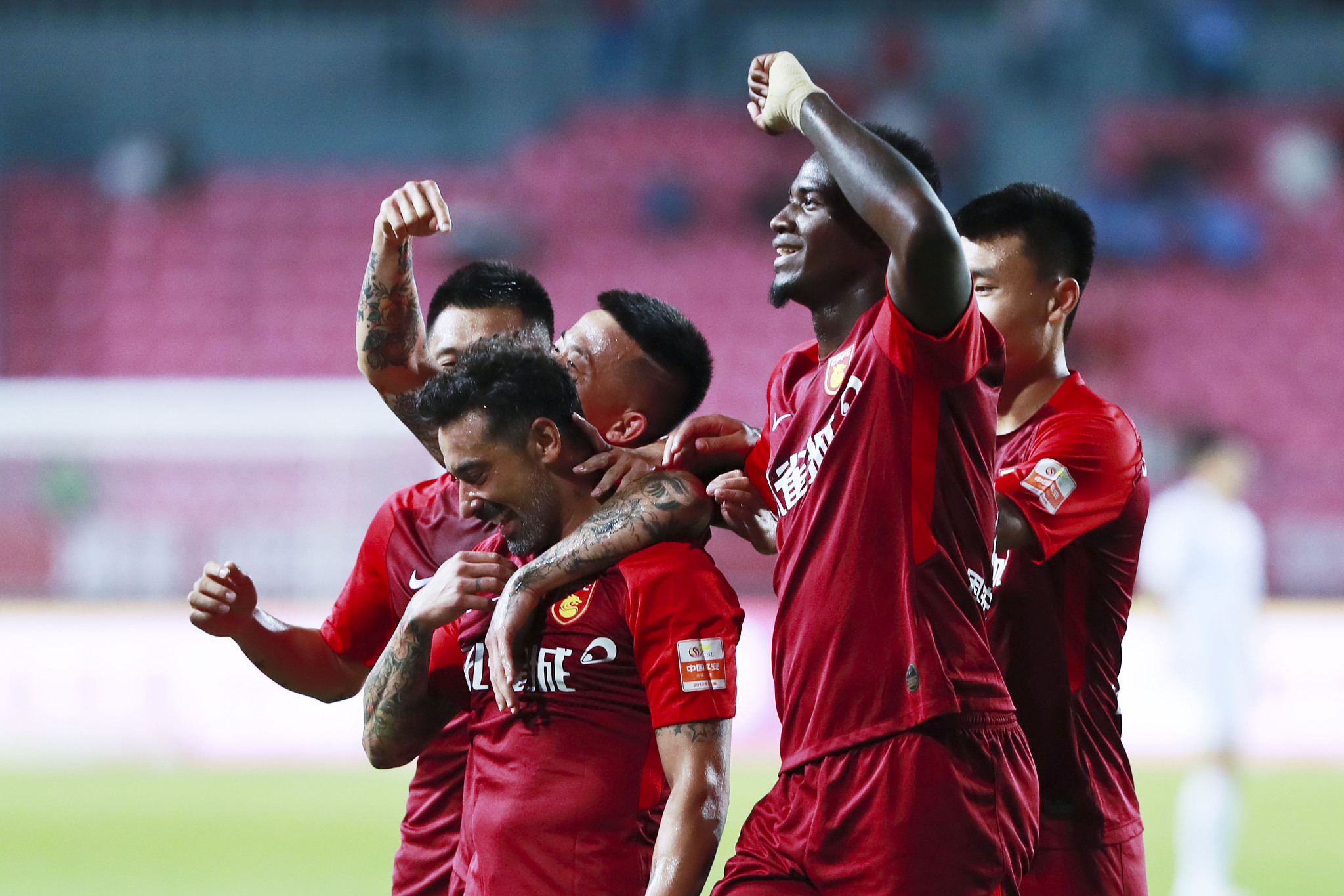 马加特：诺伊尔是球员，会偶尔犯错；是否再踢一年？他自己定（马加特：诺伊尔难免犯错，是否再战一年由他自己做主）