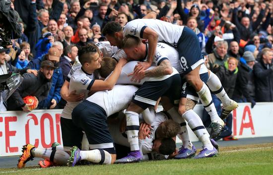 芒特进球后奔向B费，眼神启动诠释默契