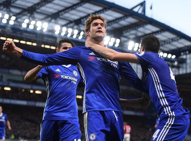 足球欧冠裁判组遭强烈质疑，争议球镜头热议不断