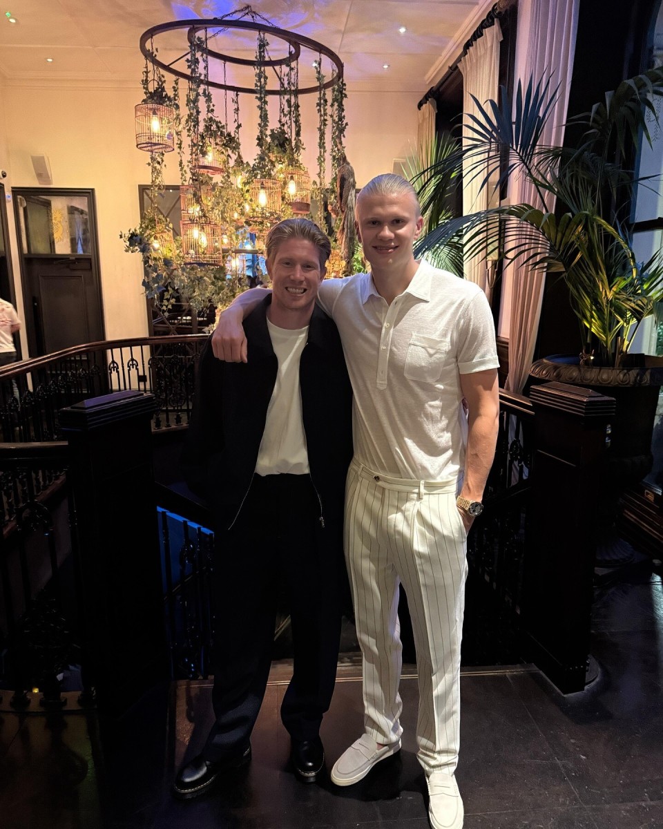 拜仁积极追求梅努，欲将其打造成欧冠核心，但曼联与意甲球队争夺，形势激烈。